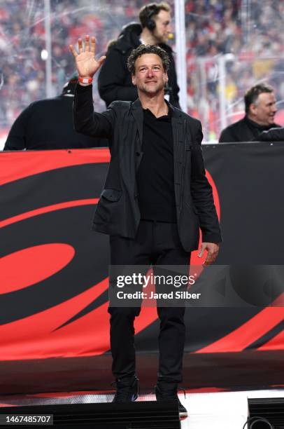 Former Carolina Hurricanes player Justin Williams waves to the fans during the second intermission of the 2023 Navy Federal Credit Union NHL Stadium...