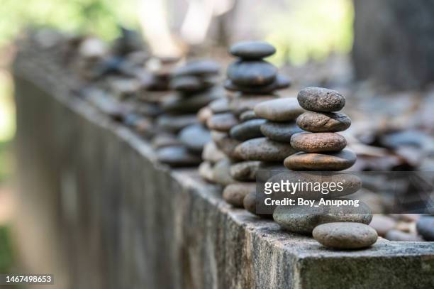 stacked stones decoration in japanese garden. - coluna de calcário marítimo imagens e fotografias de stock