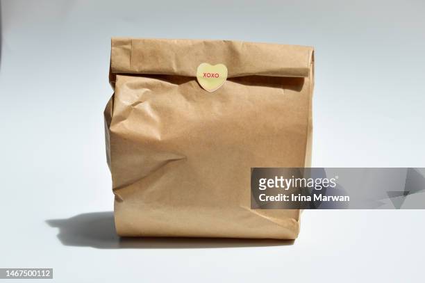 brown paper bag, lunch bag with a cute heart sticker - kawaii food stock pictures, royalty-free photos & images