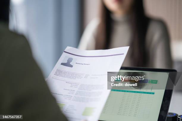 job interivews in office - currículum vitae fotografías e imágenes de stock