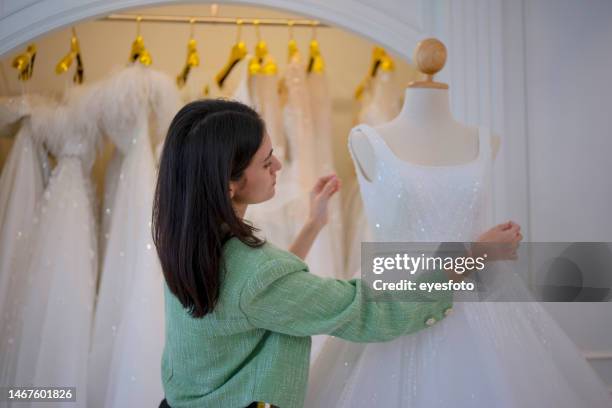 unternehmer arbeiten im hochzeitsstudio. - schneiderpuppe stock-fotos und bilder