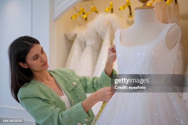 imprenditore lavora presso lo studio di matrimoni. - negozio di abiti da sposa foto e immagini stock