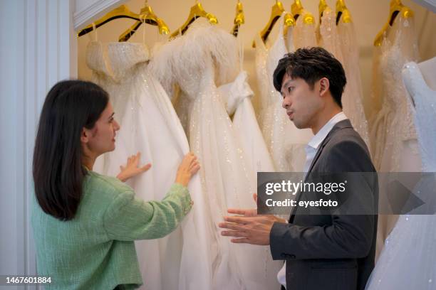 imprenditore lavora presso lo studio di matrimoni. - negozio di abiti da sposa foto e immagini stock