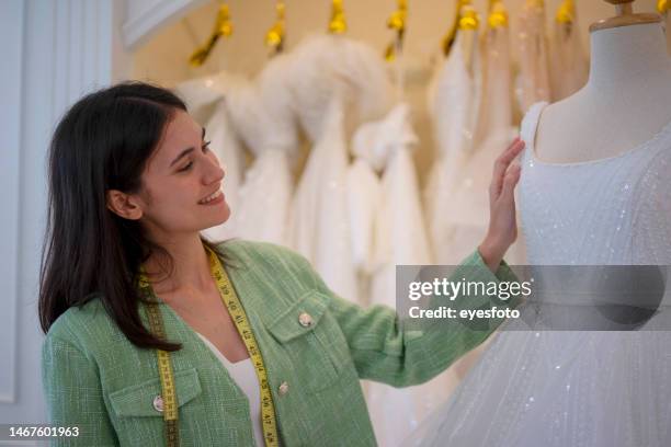 imprenditore lavora presso lo studio di matrimoni. - negozio di abiti da sposa foto e immagini stock