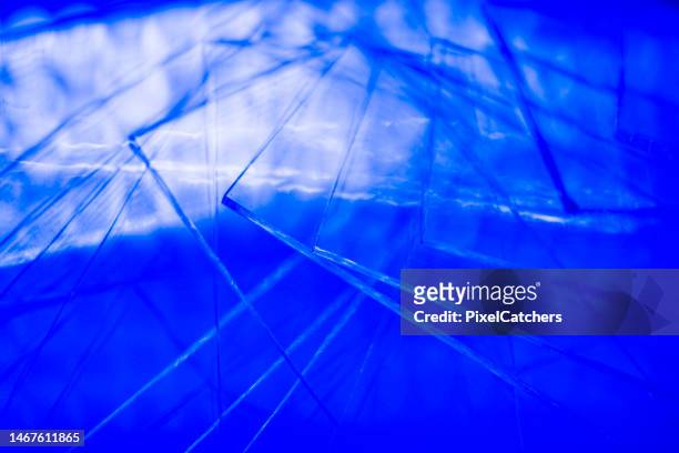 líneas y ángulos rectos en cristal azul con reflejos - cristal azul fotografías e imágenes de stock