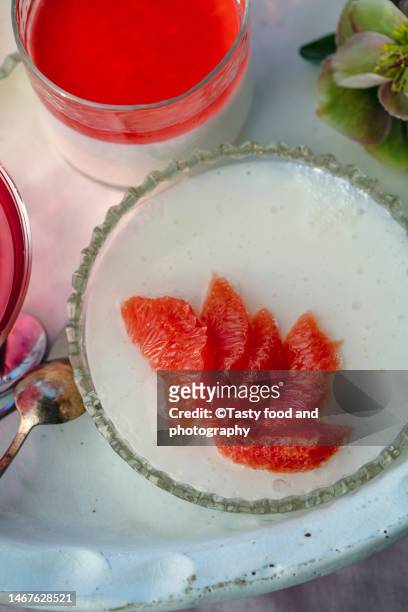 jelly dessert - postres lacteos fotografías e imágenes de stock