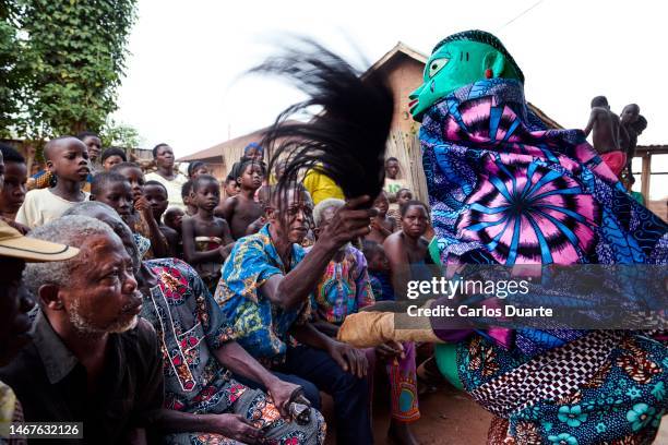 people performing gelede ritual in benin - gimp mask stock pictures, royalty-free photos & images