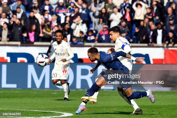 Neymar Jr of Paris Saint-Germain fights for possession and twists his anckel during the Ligue 1 match between Paris Saint-Germain and Lille OSC at...