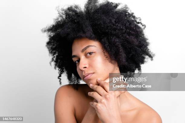 an african american woman looking at the camera - black and white fotos stock-fotos und bilder