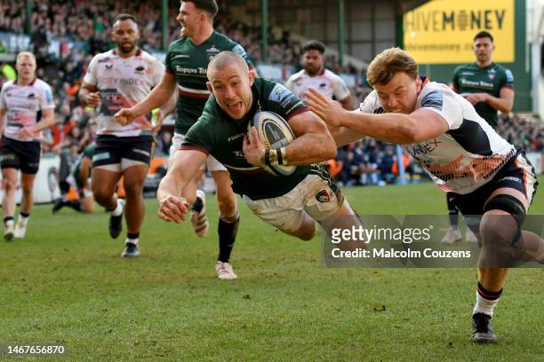 Mike Brown of Leicester Tigers scores a try during the Gallagher Premiership Rugby match between Leicester Tigers and Saracens at Mattioli Woods...