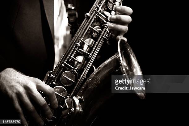 saxophon-spieler - saxophone stock-fotos und bilder