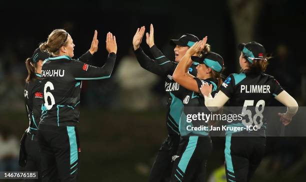 Lea Tahuhu of New Zealand celebrates the wicket of Anushka Sanjeewani of Sri Lanka during the ICC Women's T20 World Cup group A match between New...