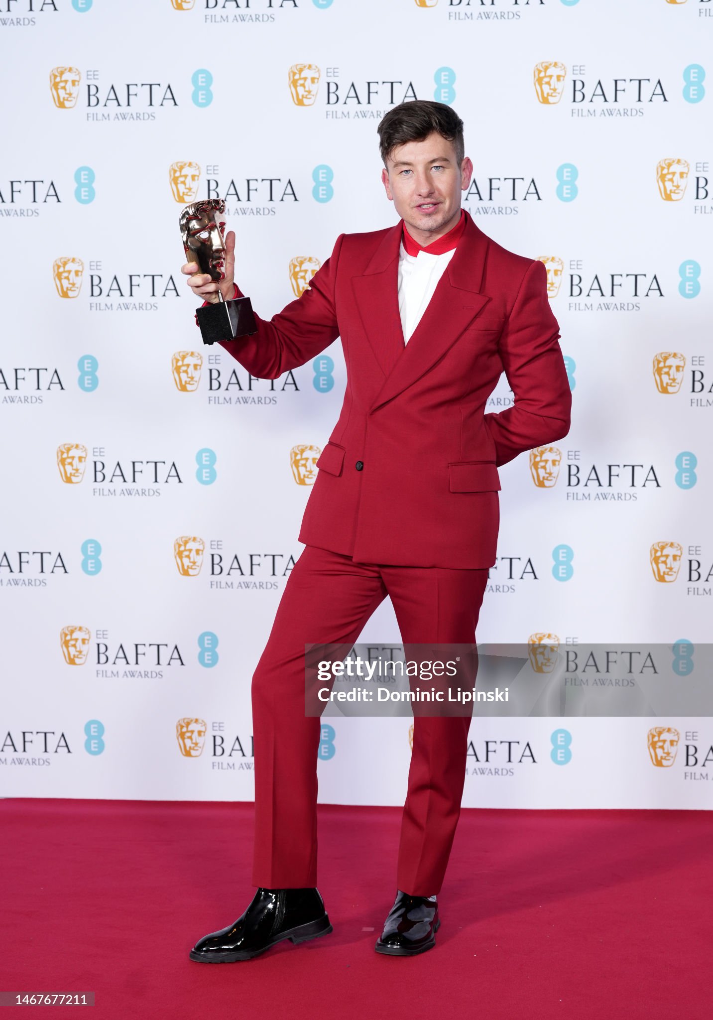 barry-keoghan-poses-with-the-supporting-actor-award-for-the-banshees-of-inisherin-during-the.jpg