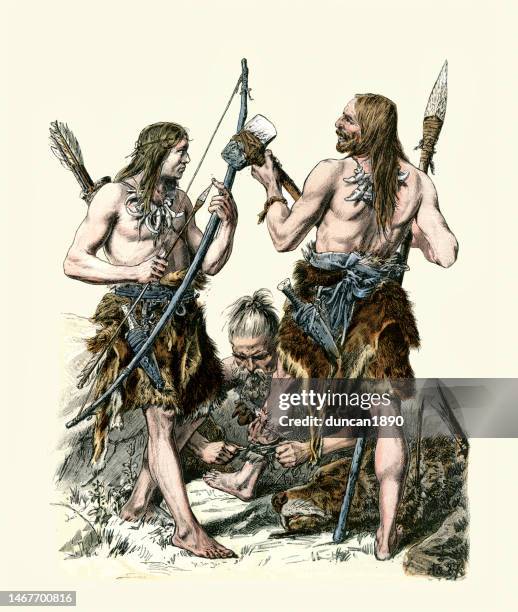 ilustrações, clipart, desenhos animados e ícones de caçadores da idade da pedra, vestidos com peles de animais, armados com arco e flecha, machado e lança de sílex, colar de ossos, história antiga - caveman