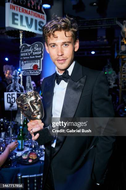 Austin Butler poses with his Best actor award as he attends the EE BAFTA Film Awards 2023 Dinner at the Royal Festival Hall on February 19, 2023 in...