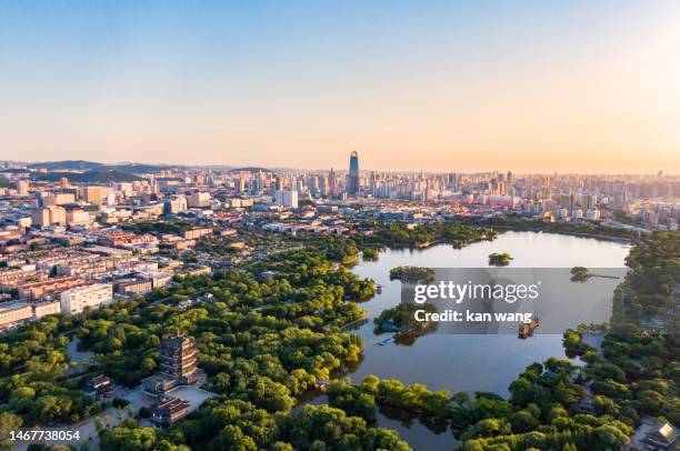 daming lake and jinan city skyline - jinan fotografías e imágenes de stock