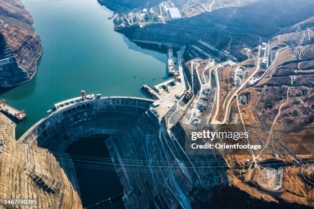 luftaufnahme des wasserkraftwerks baihetan, china. - staudamm stock-fotos und bilder