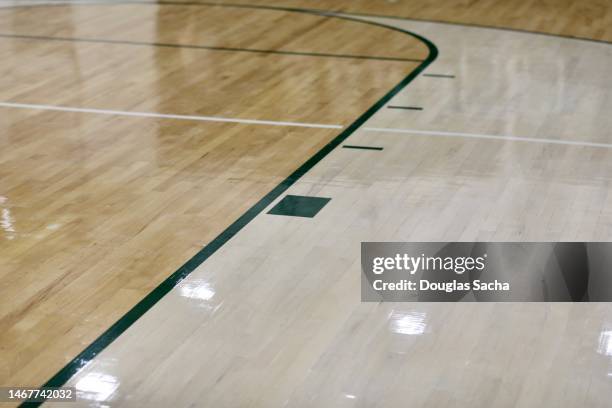 high angle view of basketball court - basketball arena - buitenspel sport stockfoto's en -beelden