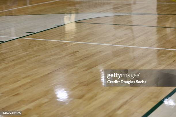 simplistic high angle view of a basketball court - buitenspel sport stockfoto's en -beelden