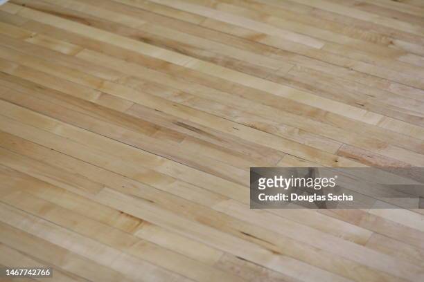 empty basketball school gymnasium hardwood floor - basketball sideline stock pictures, royalty-free photos & images