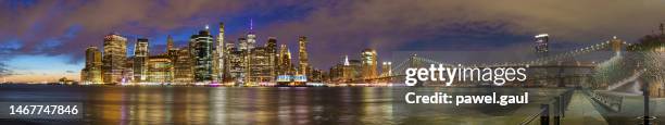 skyline von manhattan mit brooklyn bridge new york city - new york skyline nacht stock-fotos und bilder