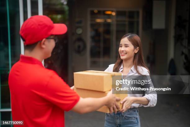 Paketannahme an der Theke mit Hermes- und DPD-Schild