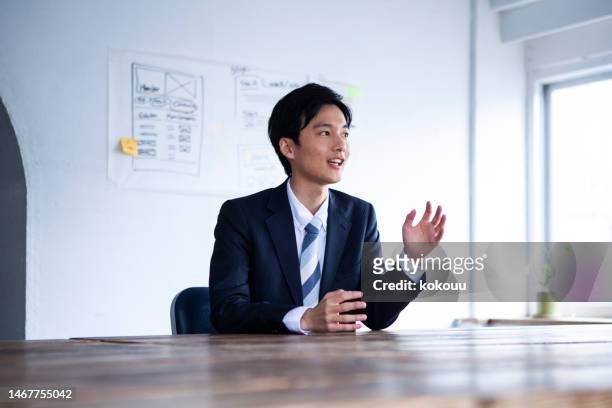 面接官に自分自身を説明するオフィスの1人の候補者 - ビジネス　提案　日本 ストックフォトと画像
