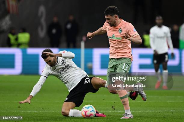 Lucas Alario of Eintracht Frankfurt in action with Milos Veljkovic of SV Werder Bremen during the Bundesliga match between Eintracht Frankfurt and SV...