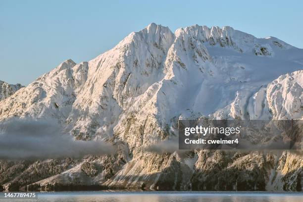 las montañas chugach se elevan desde prince william sound -alaska - montañas de chugach fotografías e imágenes de stock