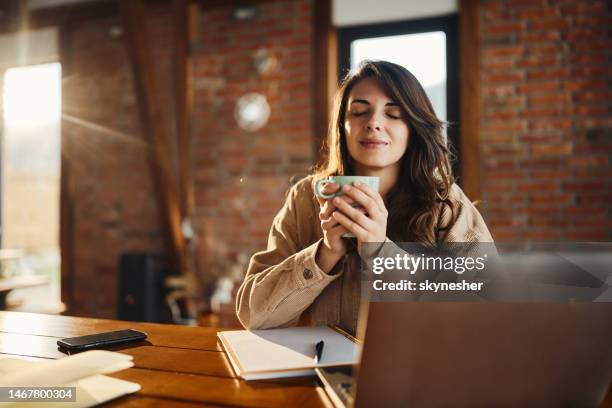 genießen sie den duft von frischem kaffee! - woman drinking tea stock-fotos und bilder