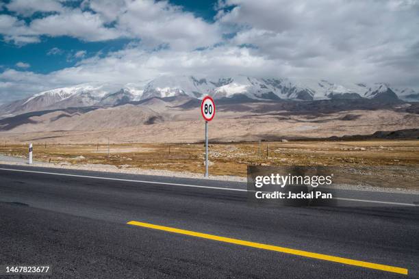Blank Speed Limit Sign Photos and Premium High Res Pictures - Getty Images