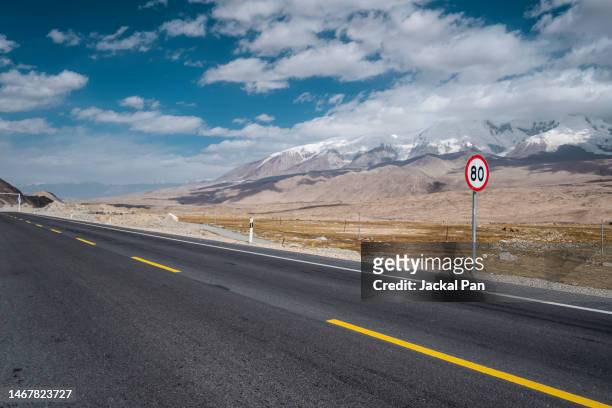 empty road background - kilometer fotografías e imágenes de stock