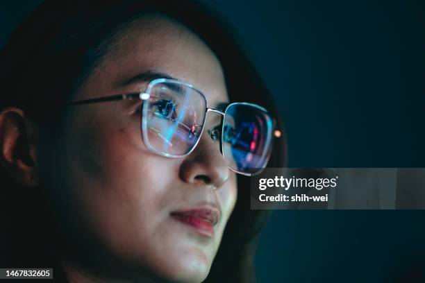 réflexion d’un circuit imprimé sur des lunettes - tête composition photos et images de collection