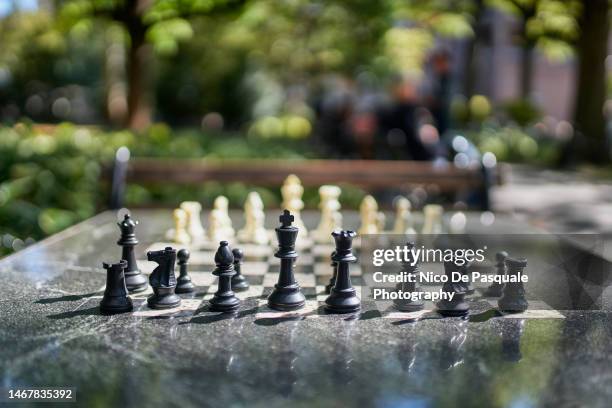 chessboard on a game table, new york city, usa - ajedrez fotografías e imágenes de stock