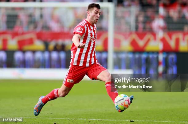 Robin Knoche of 1. FC Union Berlin controls the ball during the Bundesliga match between 1. FC Union Berlin and FC Schalke 04 at Stadion an der alten...