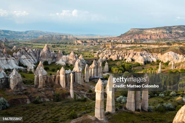 fairy chimneys rock formations, cappadocia, turkey - rock hoodoo stockfoto's en -beelden