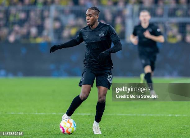 Jamie Bynoe-Gittens of Borussia Dortmund runs with the ball during the Bundesliga match between Borussia Dortmund and Hertha BSC at Signal Iduna Park...
