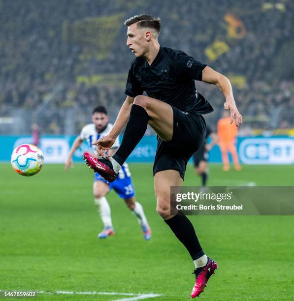 Nico Schlotterbeck of Borussia Dortmund controls the ball during the Bundesliga match between Borussia Dortmund and Hertha BSC at Signal Iduna Park...