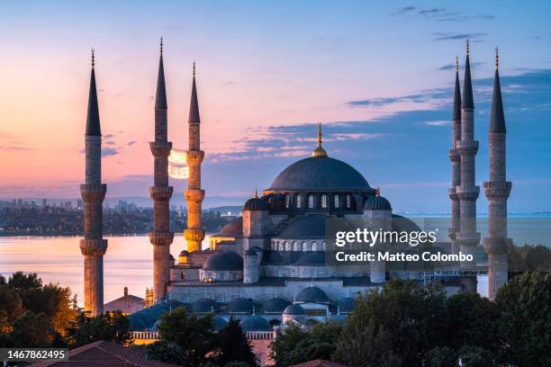 blue mosque at sunset, istanbul, turkey - moschea blu istanbul foto e immagini stock