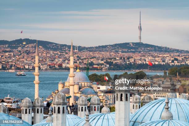 golden horn and bosphorus at sunset, istanbul, turkey - istanbul photos et images de collection
