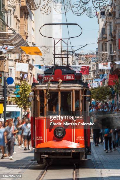 iconic red tram in istiklal caddesi istanbul - beyoglu foto e immagini stock