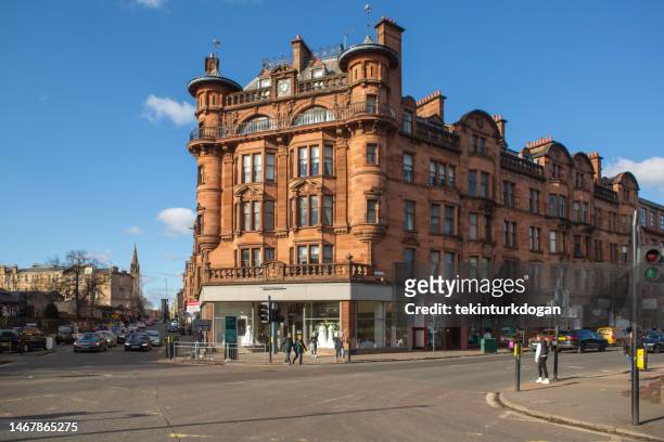 traditional old gothic building at street of glasgow scotland england - old glasgow stockfoto's en -beelden