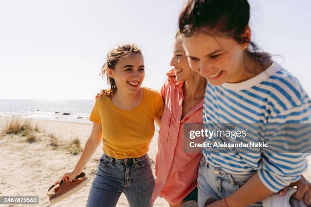 zeit am strand mit meinen besten freunden verbringen - family white stock-fotos und bilder