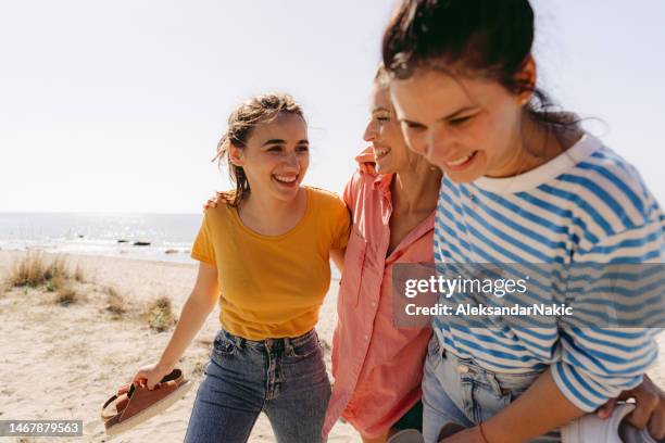 spending time at the beach with my besties - girlfriend stock pictures, royalty-free photos & images