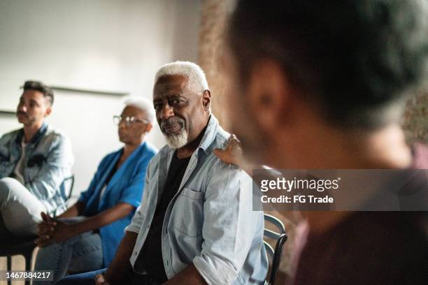 älterer mann, der während einer psychotherapie beraten wird - receiving treatment concerned stock-fotos und bilder