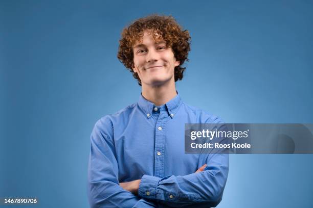 young man - vestido azul imagens e fotografias de stock
