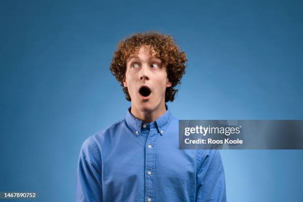 young man - boca abierta fotografías e imágenes de stock