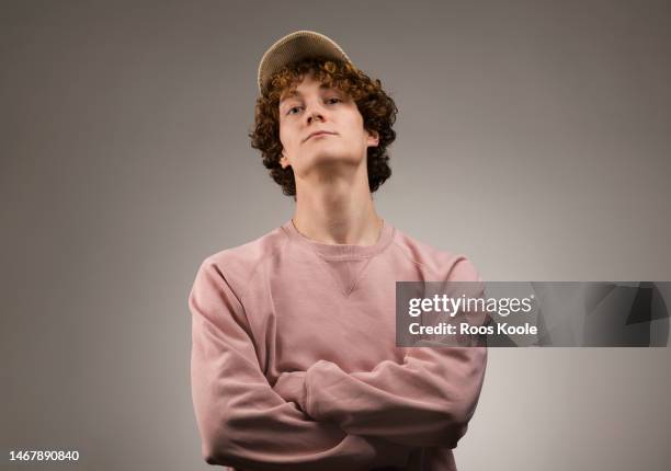 young man - arrogancia fotografías e imágenes de stock