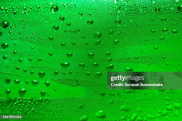 water droplets on green background (abstract) - auto druppel stockfoto's en -beelden