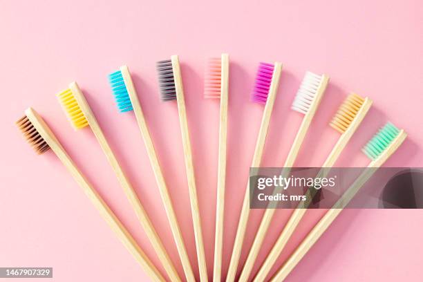 multi-coloured toothbrushes - toothbrush photos et images de collection